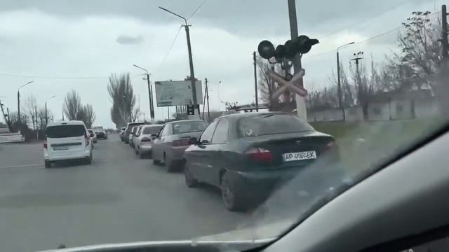 Мелитополь 7 марта, километровая очередь на заправку. 95 бензин - 55 гривен, дизель - 50, газа нет. смотреть онлайн