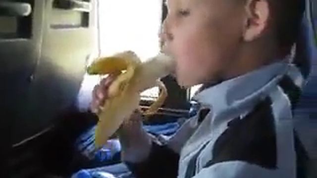 Как правильно кушать банан с Рашитом:) смотреть онлайн
