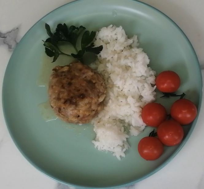 Котлеты из остатков фарша с овощами (без яиц, молока, хлеба...) с соусом из сыворотки