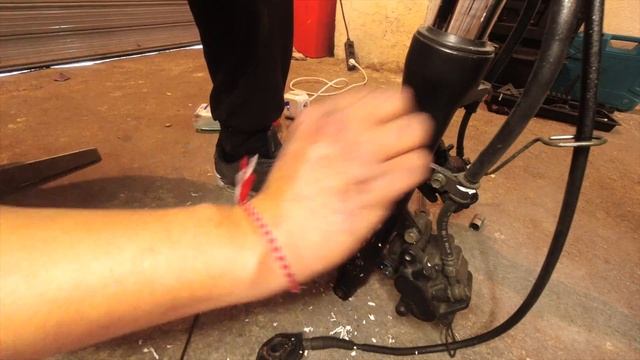 SUZUKI GSX-600 BANDIT Cafe Racer Garage build смотреть онлайн