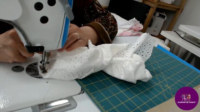 Projeto 3 - 5ª aula - Vestido Manga Tulipa 4 anos - Colocação das mangas tulipa no corpo-tecido смотреть онлайн