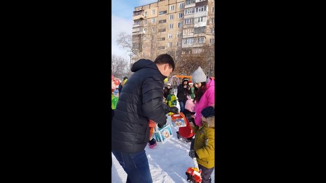 Как Артур удачно зашел на открытие новой детской площадки. смотреть онлайн