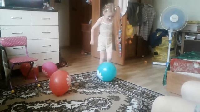 Юля и мама играют футбол)) смотреть онлайн