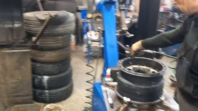 В гараже без матюков накак(18+) делаю колесо смотреть онлайн