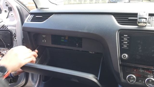 Skoda Octavia 2017 Glovebox removal. смотреть онлайн