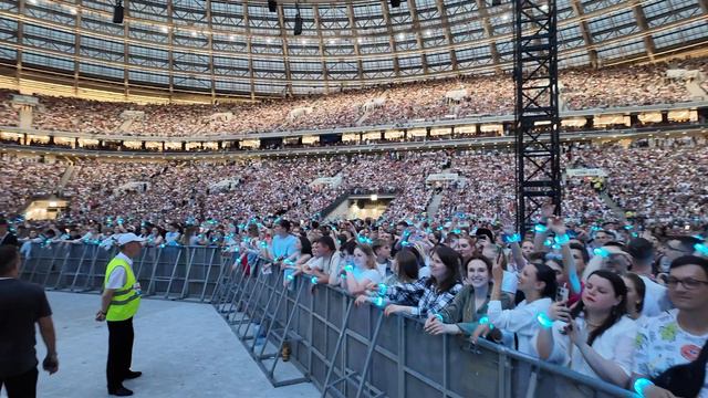 60 000 управляемых браслетов на концерте Полины Гагариной для Max/Max production смотреть онлайн