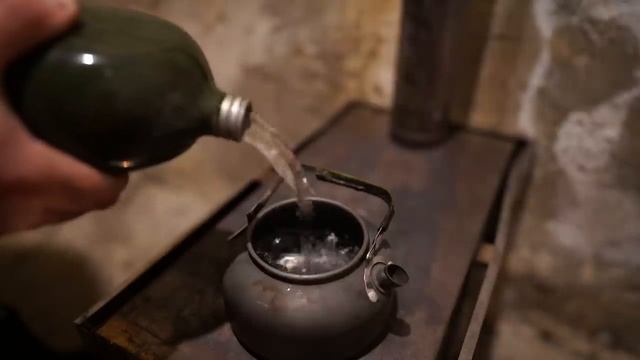 НОЧЕВКА В ЗАБРОШЕННОЙ ТЮРЬМЕ | НАВОДИМ УЮТ И ЖДЕМ ПРИЗРАКОВ смотреть онлайн