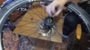 Обслуживание переднего вело колеса.Передняя втулка, как разобрать, обслуживание