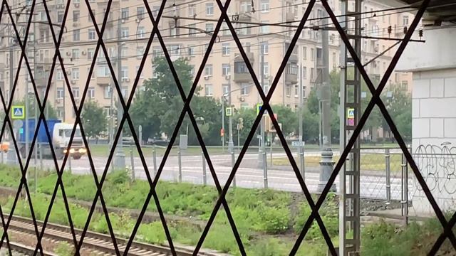 Стрит бомбинг вдоль лайна от уличного художника Dioni или просто граффити на улице смотреть онлайн