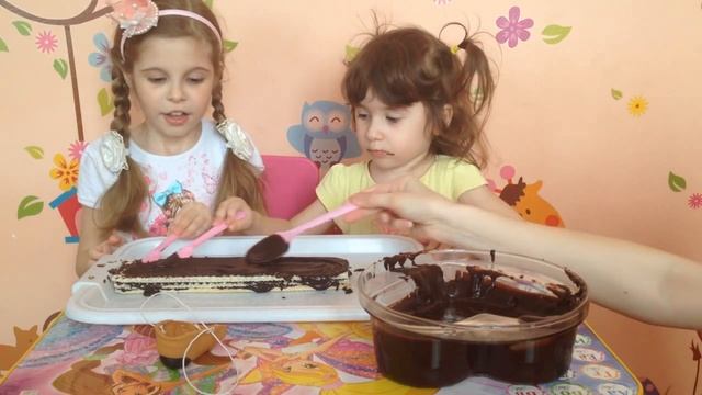 Гигантский КитКат в домашних условиях. Видео для детей. Giant KitKat. Video for kids. смотреть онлайн
