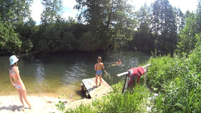 СОБИРАЕМ ЯГОДУ КУПАЕМСЯ НА РЕЧКЕ!!!!!! смотреть онлайн