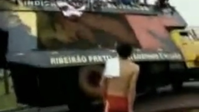 Машина с людьми перевернулась смотреть онлайн