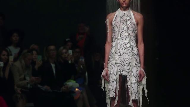 Hussein Chalayan's Spring Summer 2016 show featuring dissolving outfits смотреть онлайн