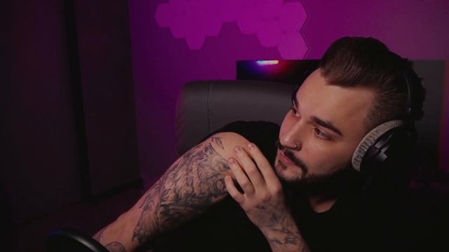 ЮЛИК ПОКАЗАЛ СВОИ ТАТУИРОВКИ смотреть онлайн