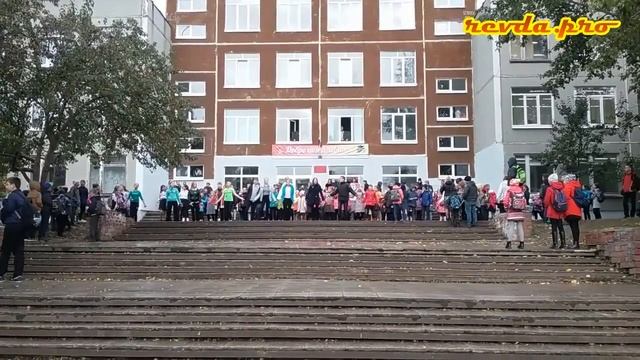 Флешмоб у школы №2 Ревда Часть 1 смотреть онлайн
