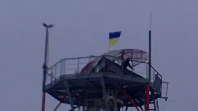 Вывешиваем флаг Украины над башней смотреть онлайн