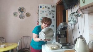 С днём Бабушек,шарлотка с Антоновкой,белые помидоры?такое бывает.