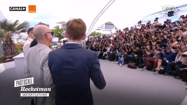 ROCKETMAN || Photocall. Elton John hugs Kit Connor. Cannes 2019 смотреть онлайн
