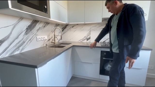 Угловая кухня с антресолями и кварцевой столешкой смотреть онлайн