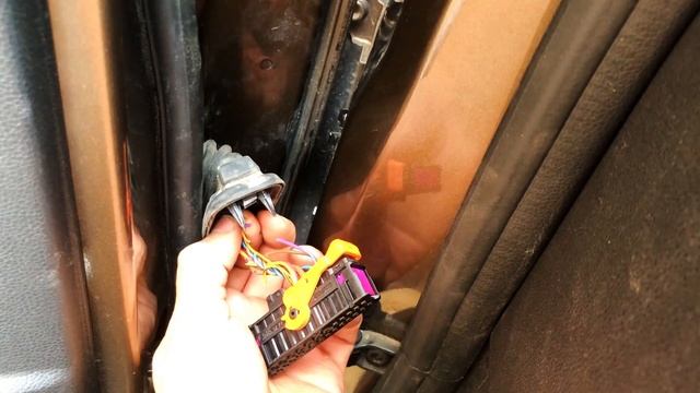 Порвалась проводка двери Skoda Yeti. Не работает управление правым стеклоподъемником и зеркалом. смотреть онлайн