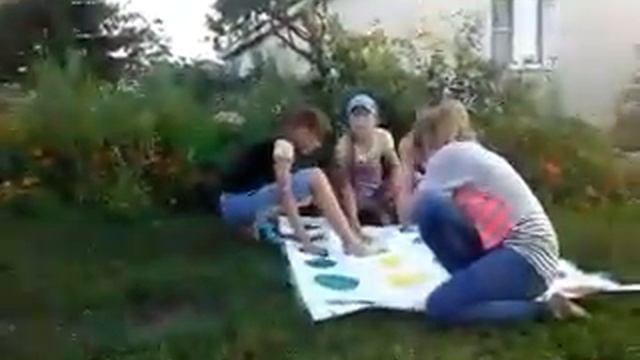 Игра :Твистер смотреть онлайн