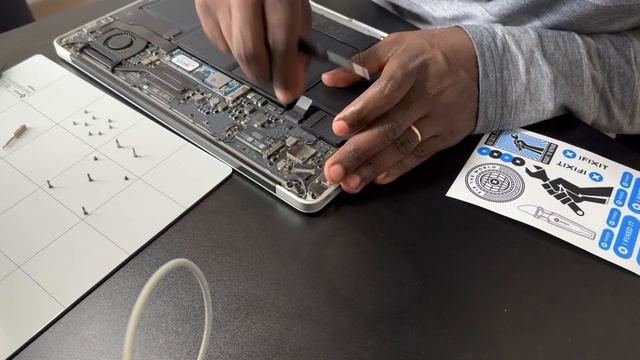 Replacing 13” MacBook Air Early 2015 Battery From iFixit смотреть онлайн
