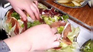 Салат с беконом,карамелизированной грушей и сыром с плесенью ?