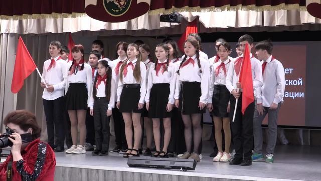 Фестиваль пионерской песни. "Взвейтесь кострами". Исполняет 8 А класс. смотреть онлайн