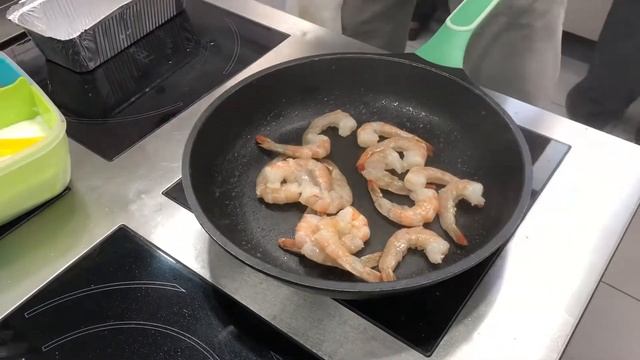 Жаренная креветка на сковороде смотреть онлайн