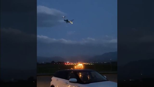 В Батуми самолёт не смог приземлиться из-за ураганного ветра. Лайнер кружил над полубоком и не смог смотреть онлайн