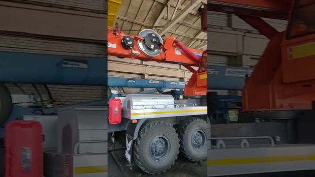 АГП-45м,приехала на ремонт цилиндров подъёма стрелы. смотреть онлайн