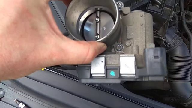 Шкода Октавия А7. Чистка дроссельной заслонки. смотреть онлайн