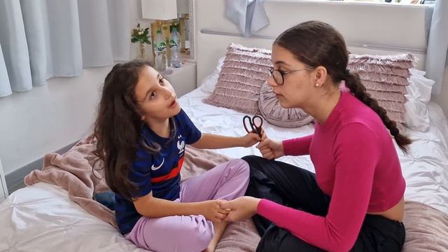 ELLE VEUT SE COUPER LES CHEVEUX (Elle coupe son oreille) смотреть онлайн