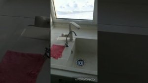 Кухонная мойка у окна