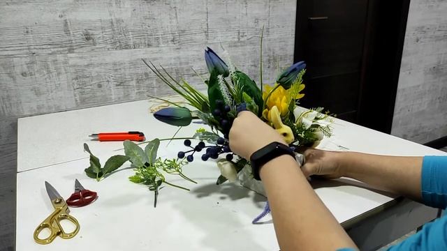 Пасхальный зайка в керамическом кашпо. Композиция из искусственных цветов смотреть онлайн