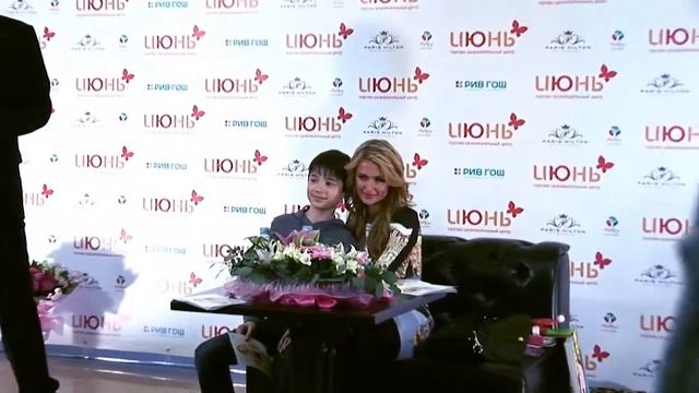 Автограф-сессия Пэрис Хилтон в ТРЦ "ИЮНЬ" г. Уфа смотреть онлайн