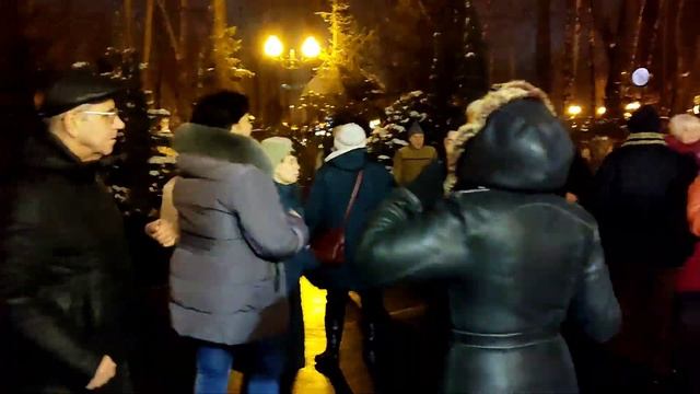 ЕСЛИ Я СЕГОДНЯ НА МЕЛИ, ХОРОШО МЫ ВРЕМЯ ПРОВЕЛИ!??/ТАНЦЫ В ПАРКЕ ГОРЬКОГО ХАРЬКОВ ЯНВАРЬ 2022 смотреть онлайн