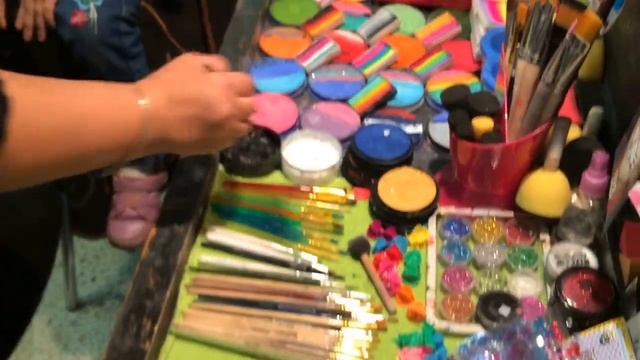 Аквагрим. Аринке рисуют Котенка на лице смотреть онлайн