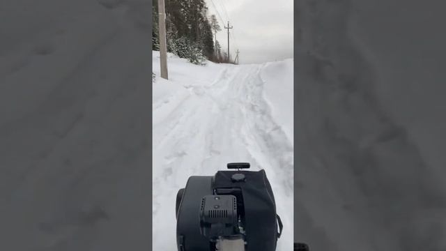 Мотобуксировщик в довольно то крутую горку ,на средних оборотах