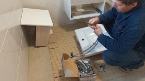 Установка подвесной тумбы с раковиной.