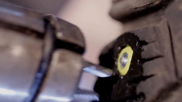 Ошиповка зимних шин резины колес б/у и с выпавшими шипами.HD смотреть онлайн