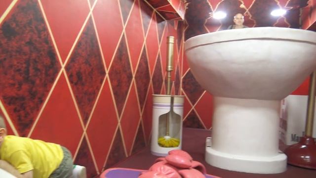 Дом Великана мы стали маленькими Лев оказался в туалете и Попал в Стиральную машину смотреть онлайн