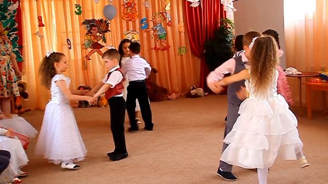 Выпускной в детском саду.Танцы, стих, кормление голубей смотреть онлайн