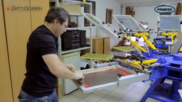 ПЕЧАТЬ НА РУЧНОМ ТРАФАРЕТНОМ СТАНКЕ PRINTEX MAN 8/8 ПЛАСТИЗОЛЕВЫМИ КРАСКАМИ WILFLEX. 8 ЦВЕТОВ