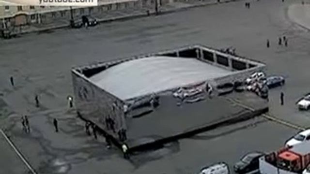 «Зеркальный куб» обрушился на головы людей смотреть онлайн