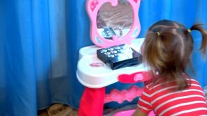 Мия собирается замуж. Ребёнок и история про косметику для мамы. Мия как принцесса собирается на бал