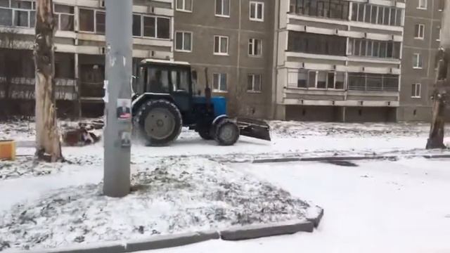 Трактор прометает тротуар на одной из улиц Екатеринбурга смотреть онлайн