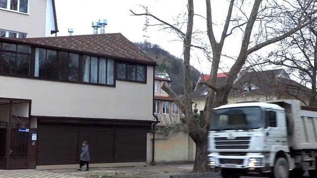 Улица Лазарева в районе вокзала и дельфинария в Лазаревском, Сочи. Март 2015. Lazarevskoe SOCHI смотреть онлайн