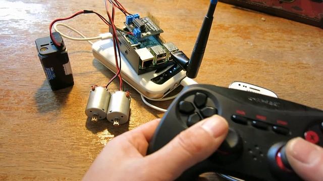 Gamepad with Raspberry Pi, Controlling Motors over the Web with Websocket смотреть онлайн