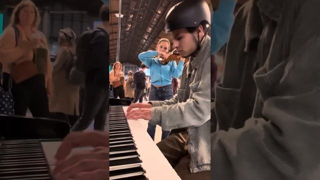 Piano Gare du Nord une violoniste arrive et choque toute une gare смотреть онлайн
